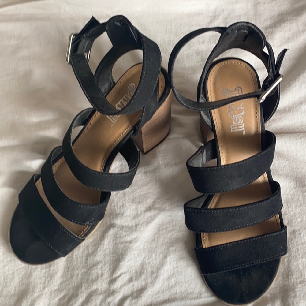 Black Strppy sandal.